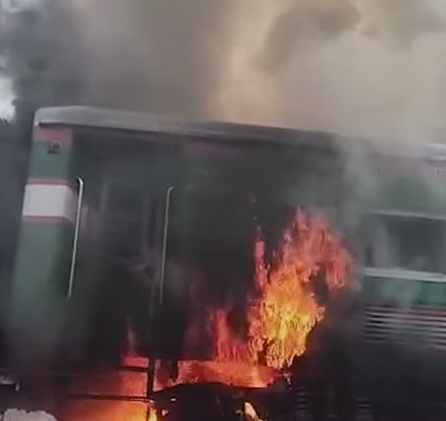 চলন্ত ট্রেনে আগুনের লেলিহান শিখা