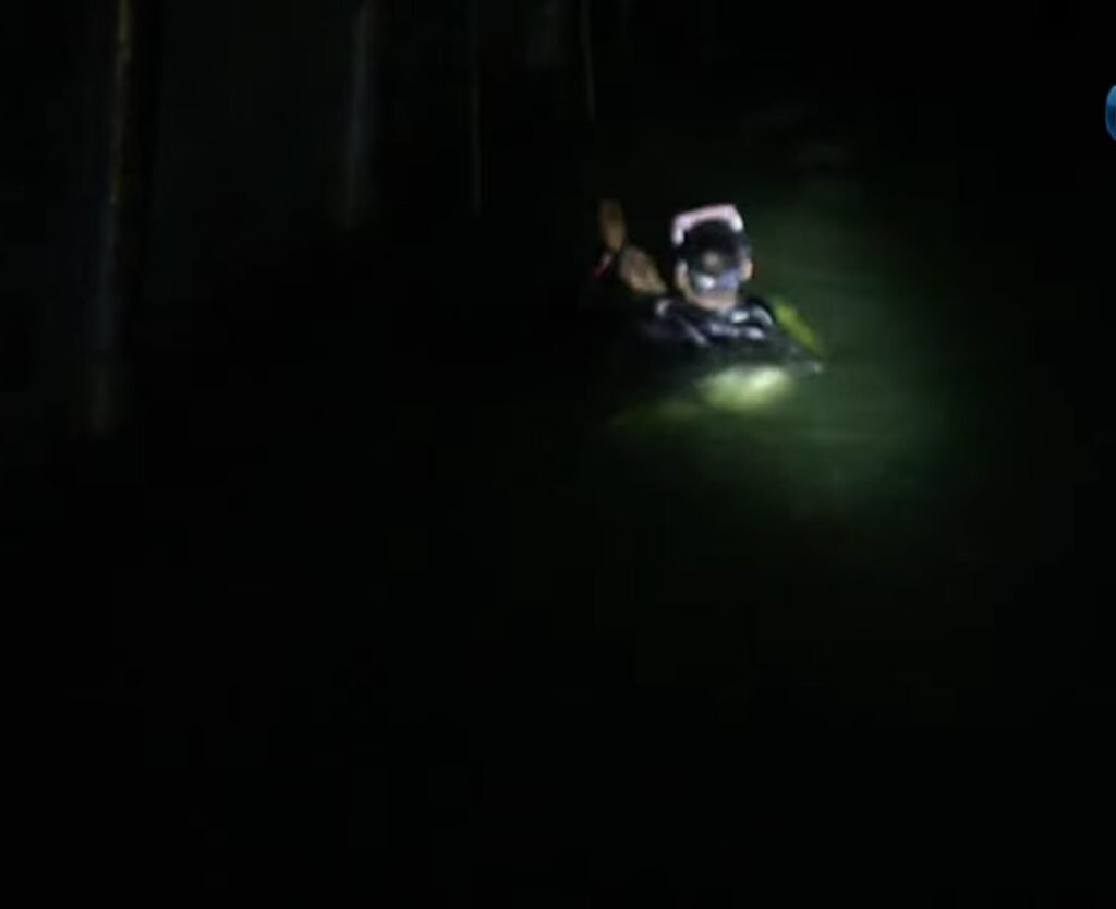 পদ্মার ৩০ফুট গভীরে সৌহার্দ্য পরিবহনের বাস : দরজা-জানালা খুলতে পারছেন না ডুবুরিরা