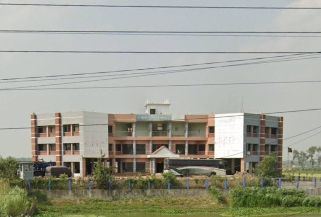 বাস-মাইক্রোবাস সংঘর্ষে লণ্ডভণ্ড আনন্দ