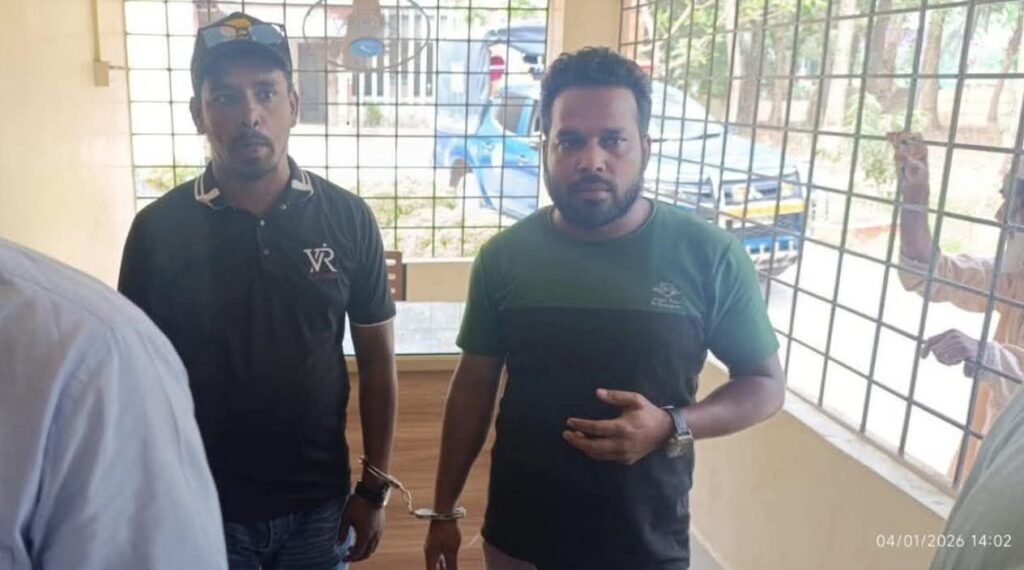 মোবাইল কেড়ে নিয়ে দুই সাংবাদিককে পরানো হলো হাতকড়া!