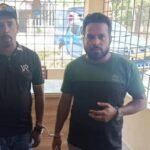 মোবাইল কেড়ে নিয়ে দুই সাংবাদিককে পরানো হলো হাতকড়া!