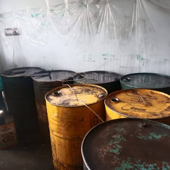 অবৈধভাবে তেল মজুত : ফিলিং স্টেশনসহ দুই জায়গায় জরিমানা