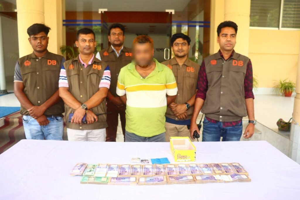 ৩০০ পিস ইয়াবা ও নগদ ১৯ লাখ টাকাসহ মাদক কারবারি আটক