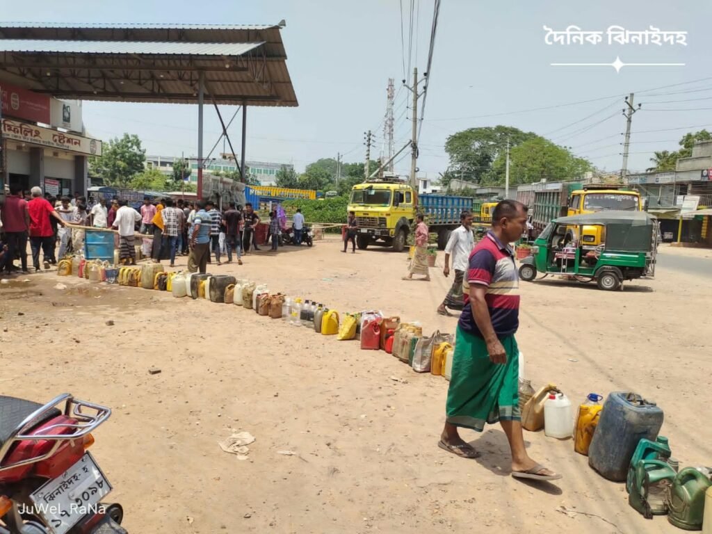 পাম্পে কৃষকদের দীর্ঘ লাইন : বোরো চাষাবাদে বিপর্যয়ের শঙ্কা