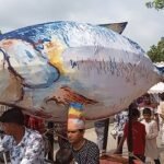 সড়কে বিশাল ইলিশ ও বক : পথে পথে বিতরণ করা হলো মুড়ি, বাতাসা, খই, জিলাপি