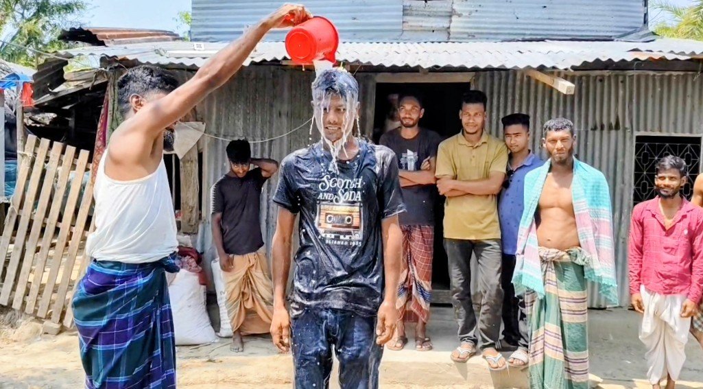 কলাপাড়ায় স্ত্রীর পরকীয়ায় অতিষ্ঠ স্বামী : আধা মন দুধ দিয়ে গোসল করে আজীবন বিচ্ছেদের শপথ