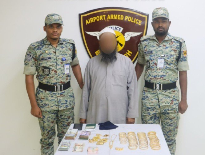 বিমানবন্দরে ওমরাহ মোয়াল্লেম স্বর্ণ ও ডলারসহ আটক