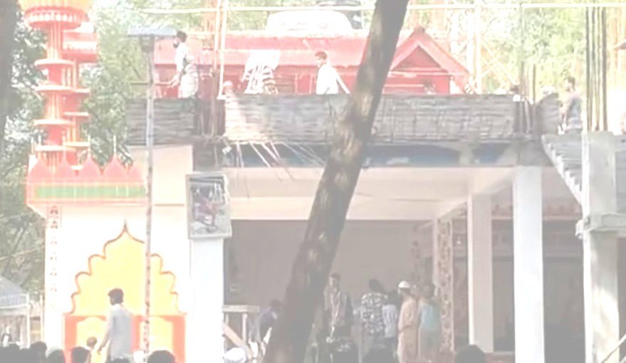 গণপিটুনিতে কথিত পীর নিহত : আস্তানায় অগ্নিসংযোগ