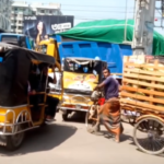 উপশহরে তেলের পাম্পের জেরে তীব্র যানজট