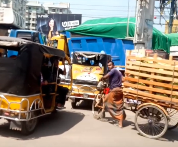 উপশহরে তেলের পাম্পের জেরে তীব্র যানজট