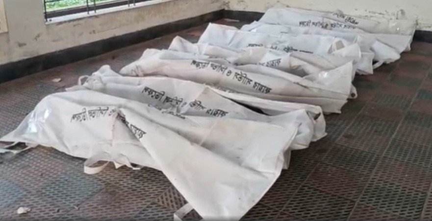 চালের বস্তার নিচে চাপা পড়ে ৭ যাত্রীর মৃত্যু