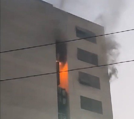 রাজধানীর বনানীতে বহুতল ভবনে ভয়াবহ আগুন