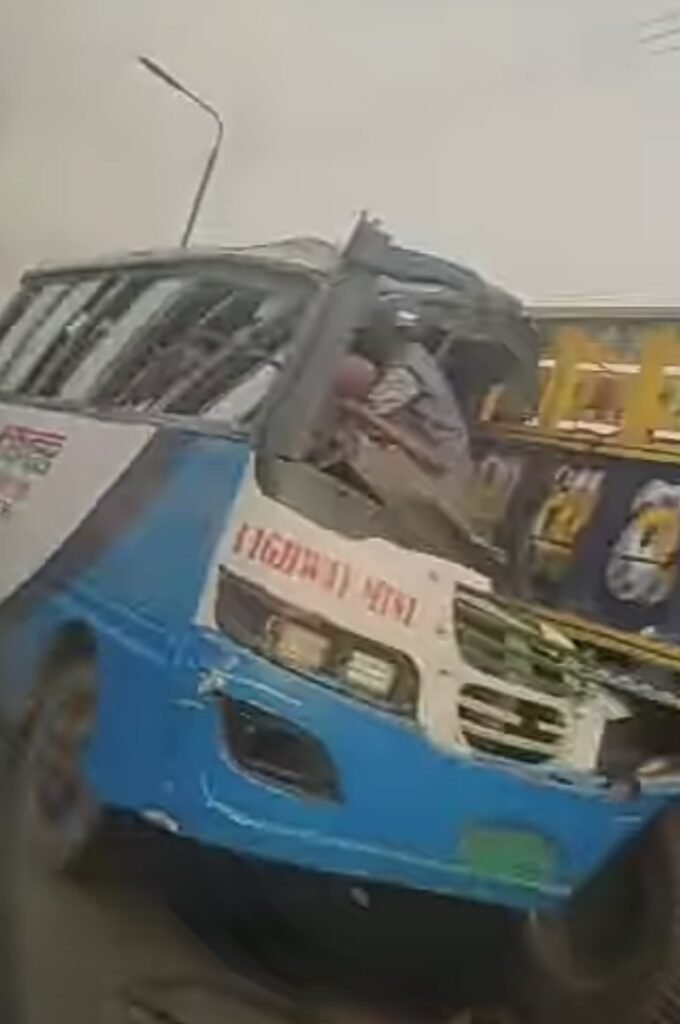 প্রাণ গেল ৩ যাত্রীর : আহত ২০ 