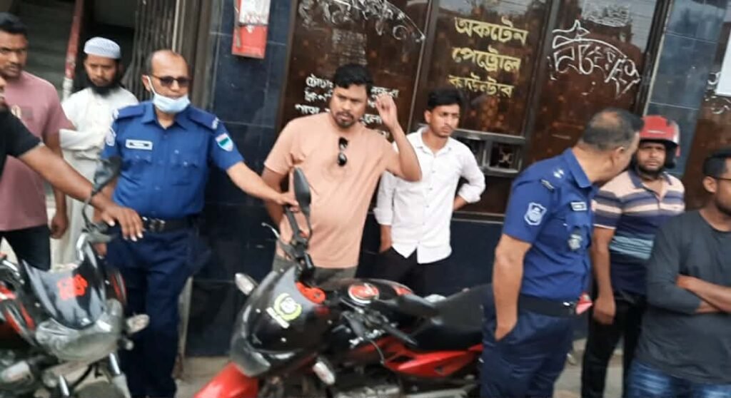 বাইকার সিন্ডিকেটের দখলে ফিলিং স্টেশন