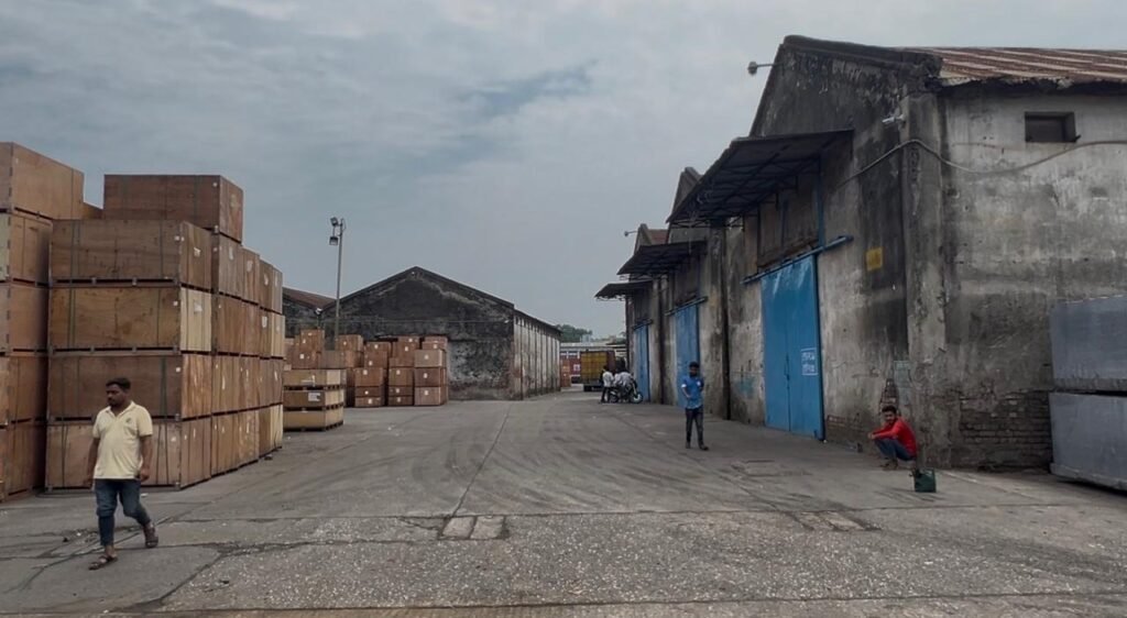 বেনাপোল বন্দরে অচলাবস্থা : লোড-আনলোড বন্ধ