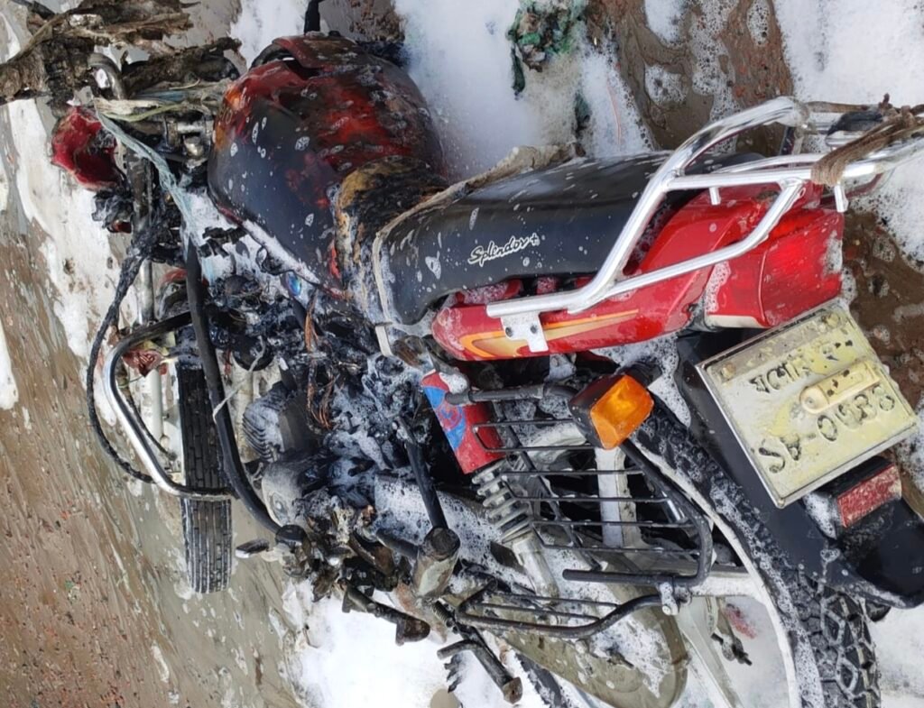 সোনালী ফিলিং স্টেশনে আগুন : মোটরসাইকেল পুড়ে ক্ষতিগ্রস্ত