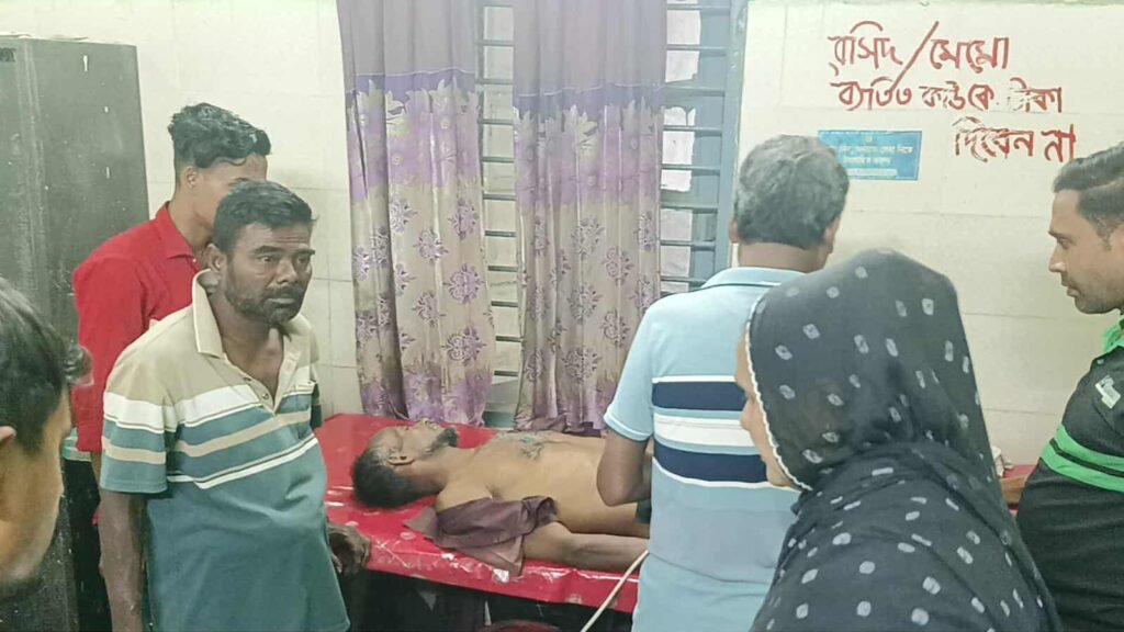 দুই বাসের মাঝে পিষ্ট ফেরিওয়ালা !