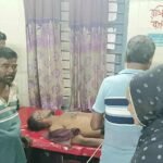 দুই বাসের মাঝে পিষ্ট ফেরিওয়ালা !