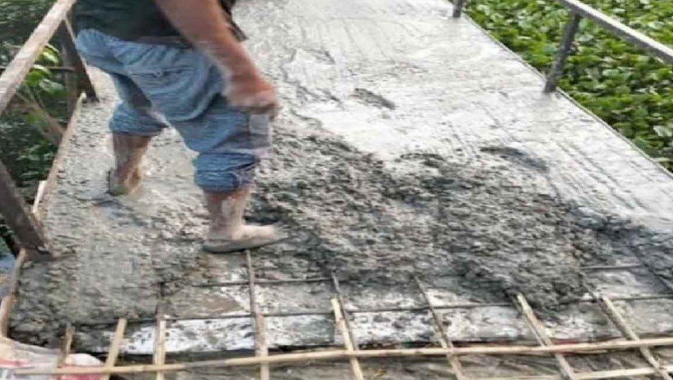 রড নয়, বাঁশের কঞ্চিতে ব্রিজের ঢালাই! 