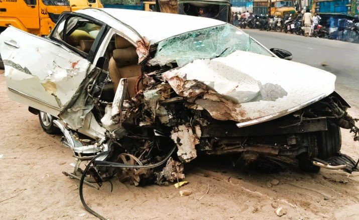 গাছে ধাক্কা লেগে দুমড়ে-মুচড়ে গেল প্রাইভেট কার