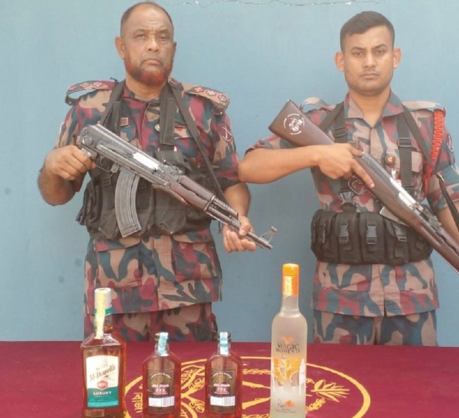 ভারতীয় মদ ও শাড়িসহ প্রায় ৯ লাখ টাকার বিভিন্ন পণ্য উদ্ধার