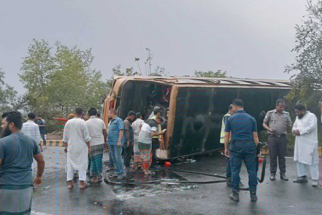 নিয়ন্ত্রণ হারিয়ে উল্টে গেল গোল্ডেন লাইন, আহত ১৫
