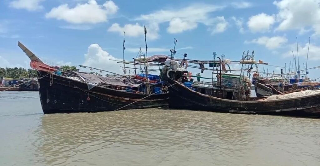 সাগরে দস্যু, উপকূলে তেল সংকট: জেলেদের পেটে খিল দিচ্ছে নিষেধাজ্ঞা !