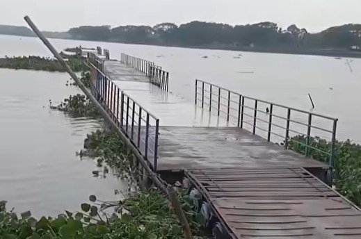 বাওরের পানিতে ভাসছে স্বপ্নের ঝাপা বাওরের ‘ড্রাম সেতু’