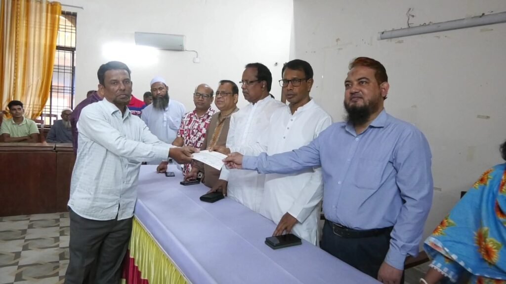 ঝিনাইদহে ধর্মীয় প্রতিষ্ঠানের উন্নয়নে ২৬লাখ টাকার চেক বিতরণ