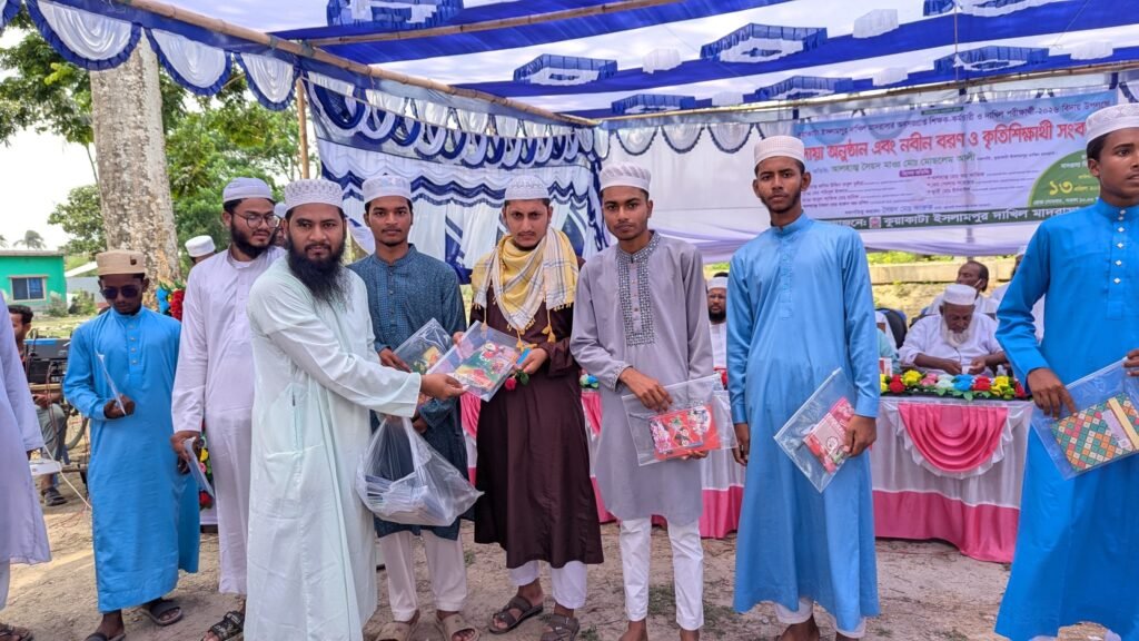 কুয়াকাটায় দাখিল পরীক্ষার্থীদের মাঝে শিক্ষা উপকরণ বিতরণ