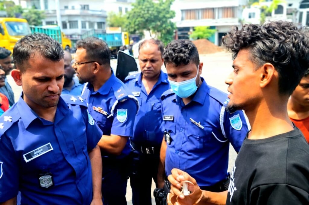 ঝিনাইদহে ভ্রাম্যমাণ আদালতের জালে ‘তেল চোর’