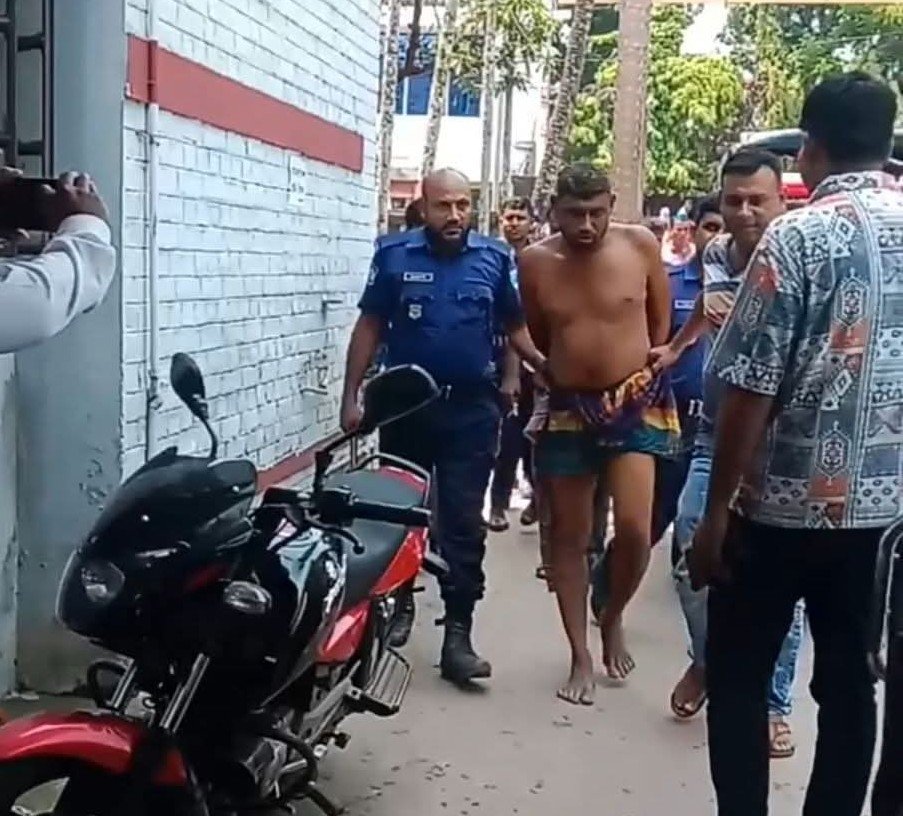 ছিনিয়ে নিলেও নিস্তার নেই : যশোরের সাজাপ্রাপ্ত আসামি জাহাঙ্গীর খুলনায় গ্রেপ্তার