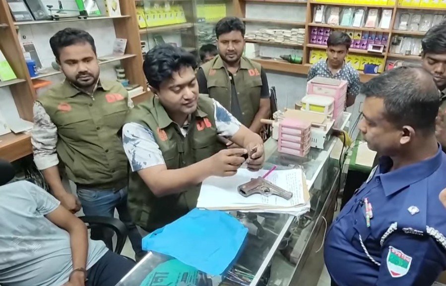 মোবাইল সার্ভিসের আড়ালে মিলল বিদেশি অস্ত্র