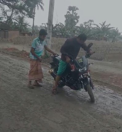 কোটচাঁদপুরে ইটভাটার গ্রাসে সড়ক : কাদার রাজ্যে জিম্মি সাফদারপুরবাসী