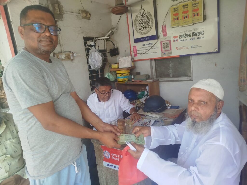 কুড়িয়ে পাওয়া টাকার ব্যাগ ফেরত দিলেন ব্যবসায়ী