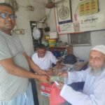 কুড়িয়ে পাওয়া টাকার ব্যাগ ফেরত দিলেন ব্যবসায়ী