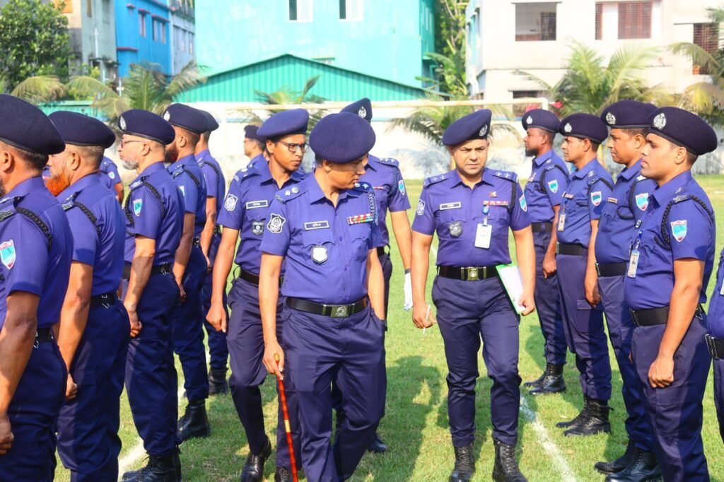 পুলিশ লাইন্সে এসপি সৈয়দ রফিকুল ইসলামের প্যারেড পরিদর্শন