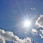 অসহনীয় গরমে ঘরবন্দি মানুষ