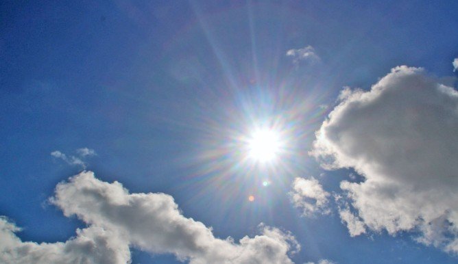 অসহনীয় গরমে ঘরবন্দি মানুষ