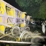 তেলের ওয়াগন ছিটকে পড়ল জমিতে